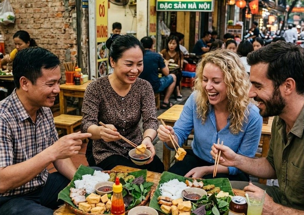 Khách du lịch thưởng thức bún đậu